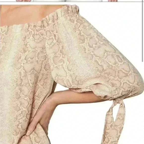 BCBG MAXZIRIA Off Shoulder 3/4 Sleeve with tie Animal Print Blouse Sz. S - Picture 2 of 10